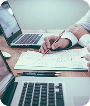 Professionals die documenten bekijken en zakelijke plannen bespreken tijdens een financiële of administratieve consultatie.
