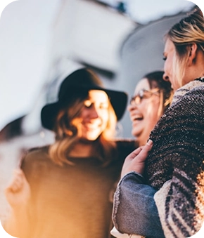 Groep mensen die deelnemen aan een vriendelijke discussie, die gemeenschapssteun, begeleiding en sociale integratiediensten vertegenwoordigt.