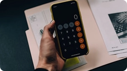 Smartphone met een rekenmachine-applicatie voor budgettering, financiële berekeningen en persoonlijk financieel beheer.