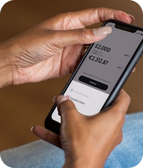 Persoon die een mobiele bankapplicatie gebruikt om rekeningstanden te bekijken, financiën te beheren en digitale transacties te volgen.