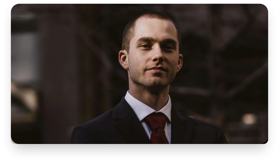 Portret van een zelfverzekerde bedrijfsleider in een formeel pak en stropdas, die leiderschap, professionaliteit, corporate management en executive expertise vertegenwoordigt.