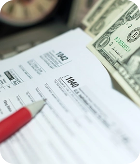 Financiële documenten, belastingformulieren en valuta gebruikt voor belastingvoorbereiding, boekhouddiensten en persoonlijke financiële planning.